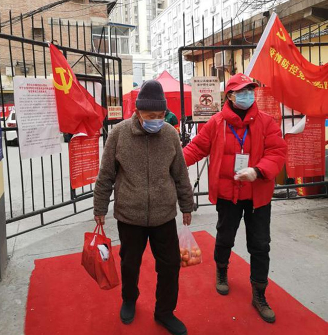 志愿服务中，联系走失老人的家属安全将老人交给家人